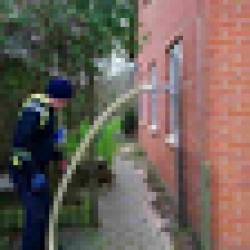 Arbejde med hulmursisolering på murstensfacade for at forbedre energieffektiviteten.