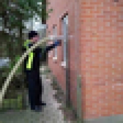 Professionel installation af hulmursisolering for bedre varmebesparelse i hjemmet.